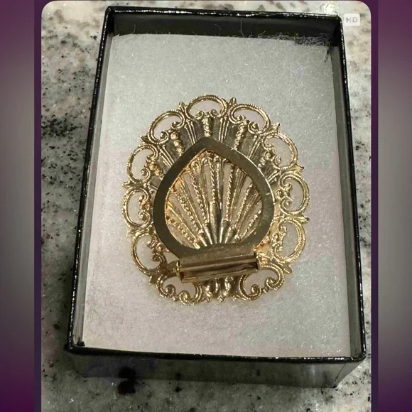 Elegant Gold scarf holder - Picture 2 of 4